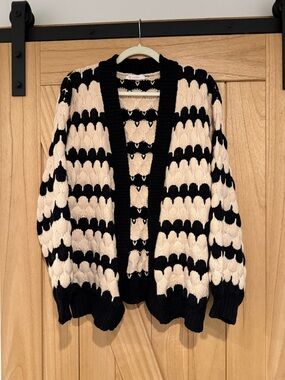 *LIKE NEW Black & Cream Patterned Open-Front Women's Sweater Cardigan